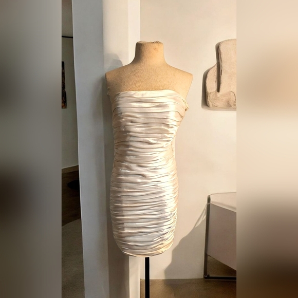 Elegant White Gathered Strapless Mini Satin Dress. Size 6. Beach Wedding - Picture 3 of 10